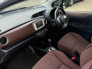 2011 Toyota Vitz III (XP130), серебристый, 610000 рублей, вид 5
