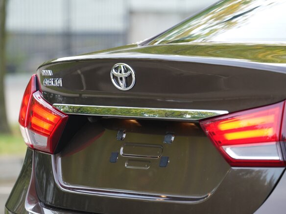 2022 Toyota Belta II, коричневый, 1990000 рублей - вид 8