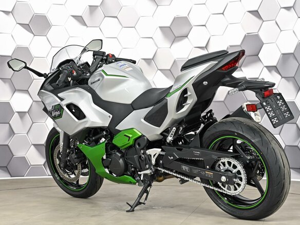 2025 Kawasaki Ninja 7, серебристый, 869000 рублей - вид 7