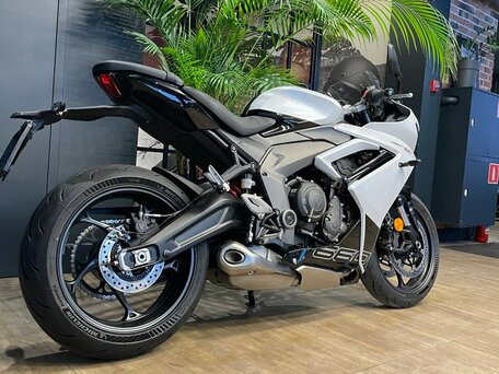 2025 Triumph Daytona 660, белый, 1150000 рублей, вид 4