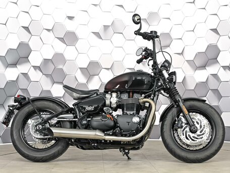 2024 Triumph Bonneville Bobber, фиолетовый, 1627000 рублей, вид 3