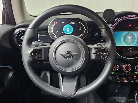 2022 Mini Hatch Cooper III (F55/F56) Рестайлинг 2, белый, 2083000 рублей - вид 6