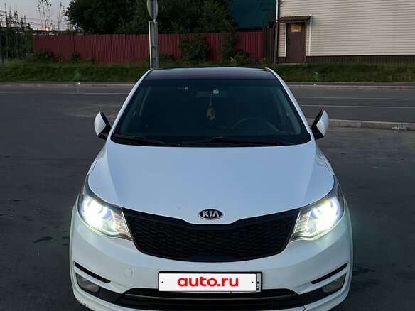 2015 Kia Rio III Рестайлинг, белый, 900000 рублей - вид 8