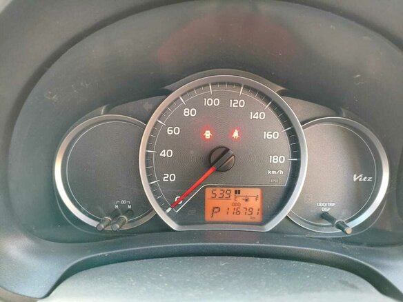 2014 Toyota Vitz III (XP130), серебристый, 670000 рублей - вид 1