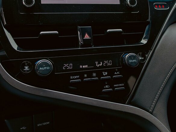 2021 Toyota Camry VIII (XV70) Рестайлинг, чёрный, 2545000 рублей - вид 13