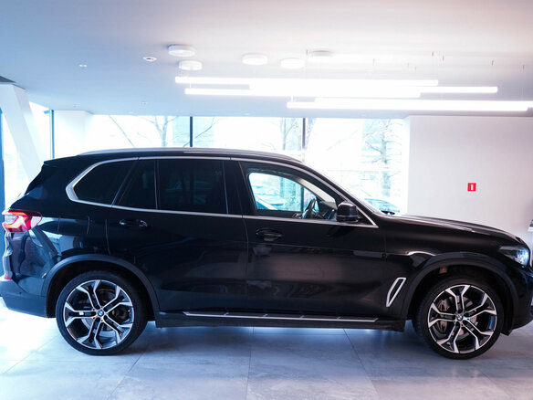 2022 BMW X5 30d IV (G05/G18), чёрный, 7500000 рублей - вид 5