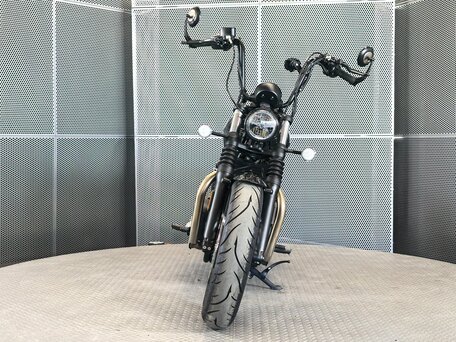2024 Triumph Bonneville Bobber, фиолетовый, 1627000 рублей, вид 3