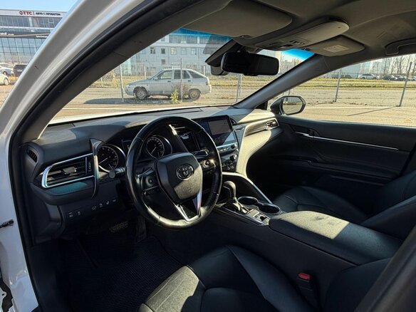 2021 Toyota Camry VIII (XV70), белый, 2790000 рублей - вид 9
