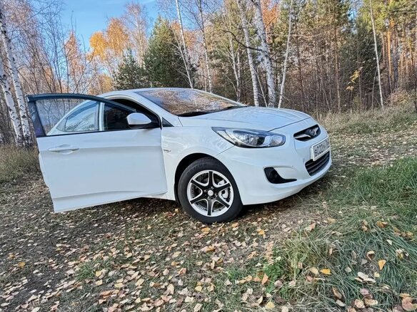 2013 Hyundai Solaris I, белый, 730000 рублей - вид 4