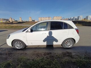 2009 Kia Rio II, белый, 450000 рублей, вид 4