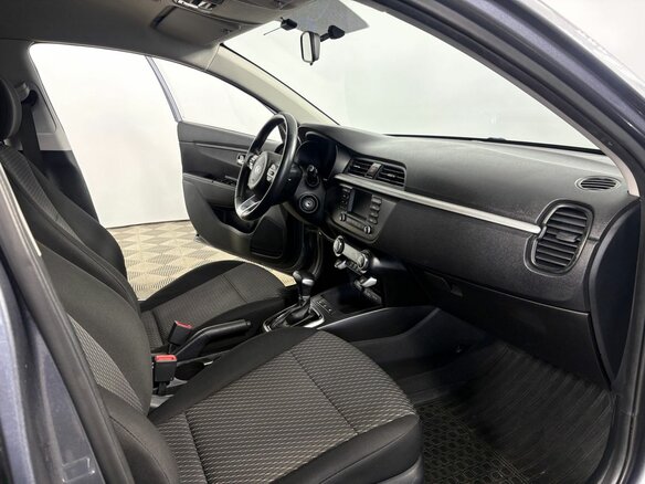2018 Kia Rio IV, серый, 1410000 рублей - вид 9