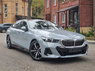 2024 BMW 5 серии 530i xDrive VIII (G60/G61/G68), серый, 7790000 рублей, вид 5