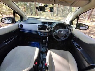 2014 Toyota Vitz III (XP130), серебристый, 670000 рублей, вид 3