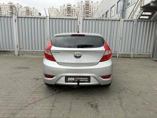2013 Hyundai Solaris I, серебристый, 675000 рублей, вид 5