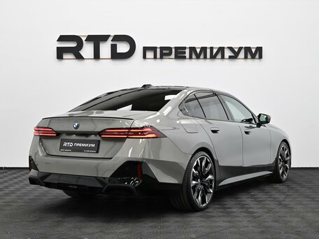 2024 BMW 5 серии 520d xDrive VIII (G60/G61/G68), серый, 7990000 рублей, вид 2