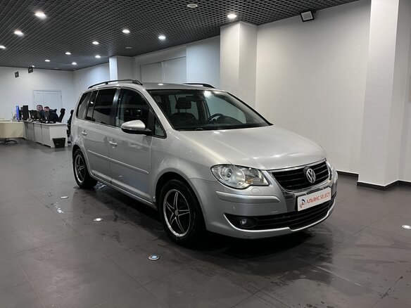 2010 Volkswagen Touran I Рестайлинг, серебристый