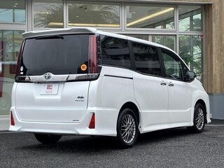 2020 Toyota Noah III (R80) Рестайлинг, белый, 1700000 рублей, вид 4