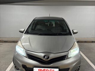 2011 Toyota Vitz III (XP130), зелёный, 520000 рублей, вид 1