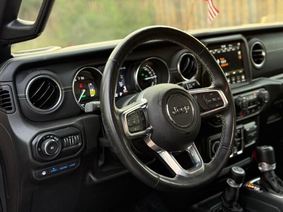 2022 Jeep Wrangler IV (JL), чёрный, 5500000 рублей - вид 5