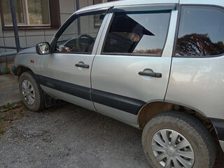 2005 Chevrolet Niva I, серебристый, 310000 рублей, вид 3