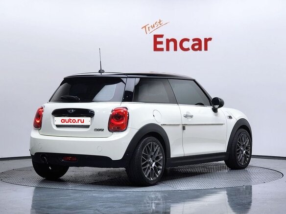 2017 Mini Hatch Cooper III (F55/F56), белый, 1590000 рублей - вид 1