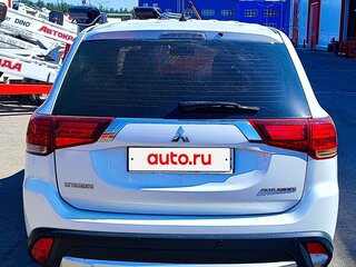 2016 Mitsubishi Outlander III Рестайлинг 2, белый, 1100000 рублей, вид 3