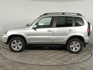 2018 Chevrolet Niva I Рестайлинг, серебристый, 850000 рублей, вид 4
