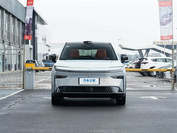 2026 Toyota bZ3X 58.3 kWh, серый, 2895000 рублей - вид 2