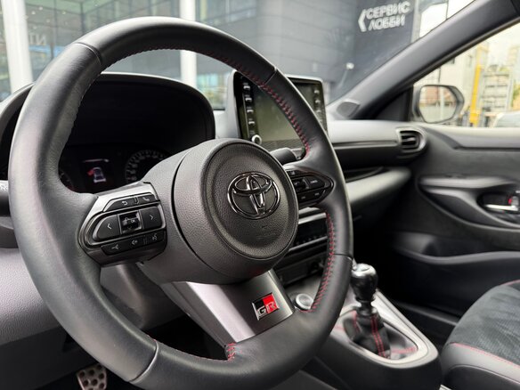 2020 Toyota Yaris IV, белый, 4100000 рублей - вид 8