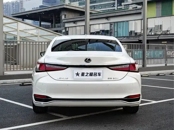 2024 Lexus ES 200 VII Рестайлинг, белый, 4633000 рублей - вид 4