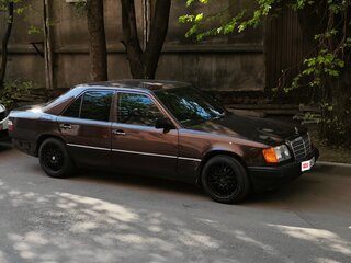 1986 Mercedes-Benz W124 300, коричневый, 580000 рублей, вид 2