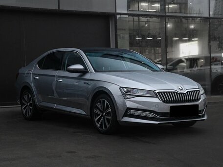 2023 Skoda Superb III Рестайлинг, серебристый, 2290000 рублей, вид 3