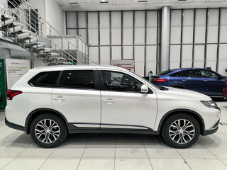 2016 Mitsubishi Outlander III Рестайлинг 2, белый, 2250000 рублей, вид 4