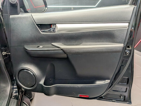 2017 Toyota Hilux VIII, чёрный - вид 23