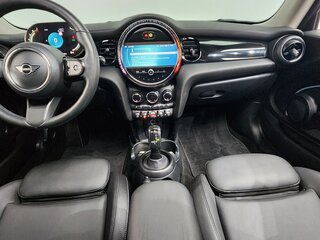 2022 Mini Hatch Cooper III (F55/F56) Рестайлинг 2, белый, 2051000 рублей, вид 5