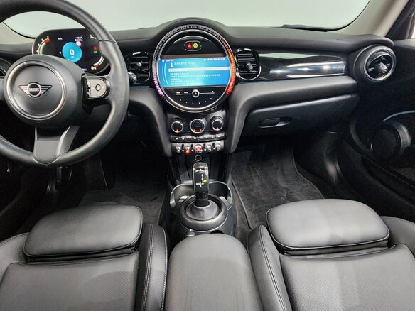 2022 Mini Hatch Cooper III (F55/F56) Рестайлинг 2, белый, 2051000 рублей - вид 4