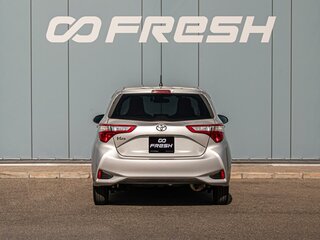 2017 Toyota Vitz III (XP130) Рестайлинг 2, серый, 925000 рублей, вид 4