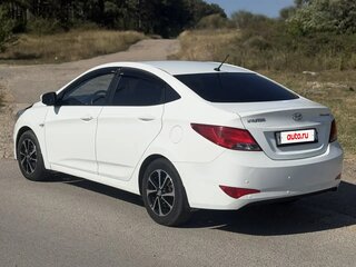 2015 Hyundai Solaris I Рестайлинг, белый, 800000 рублей, вид 3