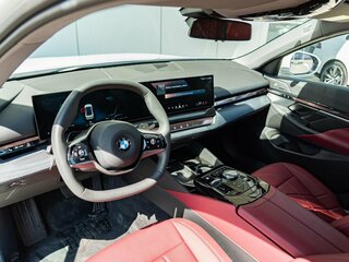 2024 BMW 5 серии Long 530Li xDrive VIII (G60/G61/G68), белый, 7990000 рублей, вид 3