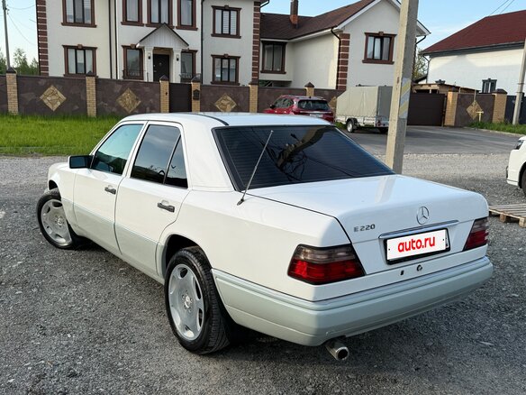 1994 Mercedes-Benz E-Класс 220 I (W124), белый, 1700000 рублей - вид 4