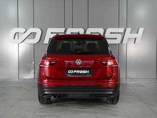 2020 Volkswagen Tiguan II, красный, 2389000 рублей, вид 4