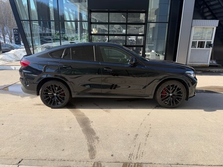 2022 BMW X6 40i III (G06), чёрный, 9500000 рублей, вид 3