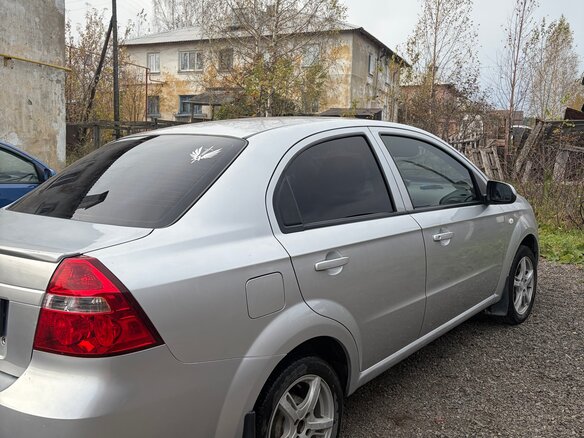 2010 Chevrolet Aveo I Рестайлинг, серебристый, 350000 рублей - вид 1
