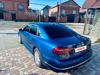 2017 Volkswagen Passat (North America and China) I Рестайлинг, синий, 1750000 рублей, вид 5