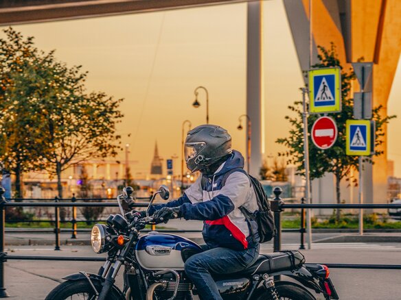 2021 Triumph Bonneville T100, синий, 950000 рублей - вид 11