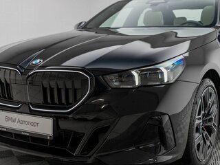 2026 BMW 5 серии 540d xDrive VIII (G60/G61/G68), чёрный, 13750000 рублей, вид 2