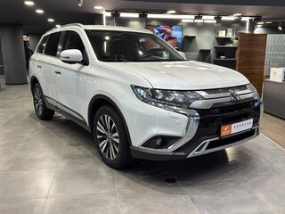 2018 Mitsubishi Outlander III Рестайлинг 3, белый, 2350000 рублей, вид 2