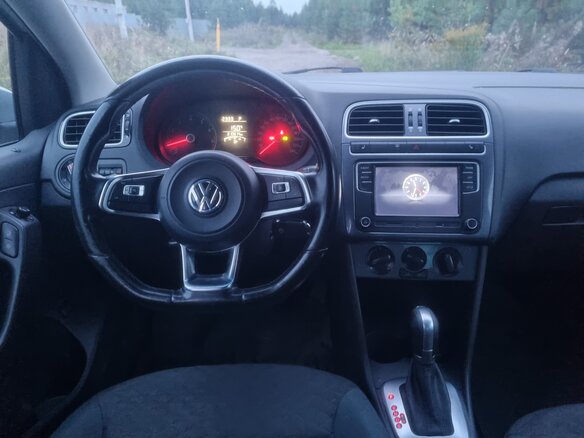 2019 Volkswagen Polo V Рестайлинг, серебристый, 640000 рублей - вид 4