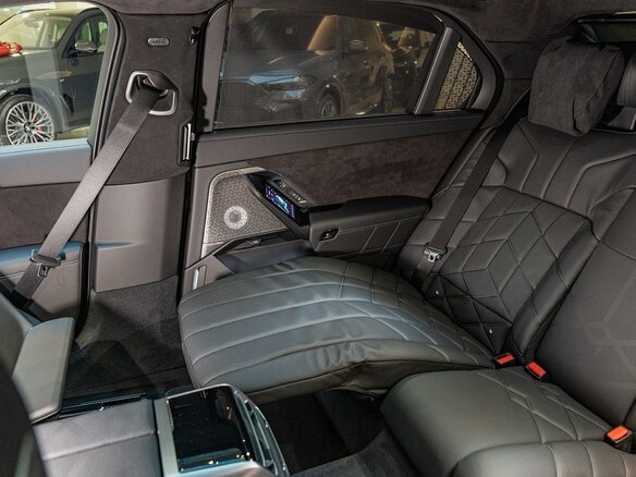 2026 BMW 7 серии 740 xDrive VII (G70) Рестайлинг, синий, 24190000 рублей - вид 31