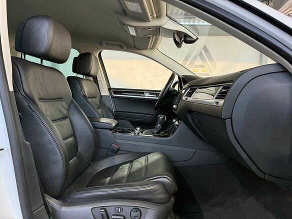 2017 Volkswagen Touareg II Рестайлинг, белый - вид 10